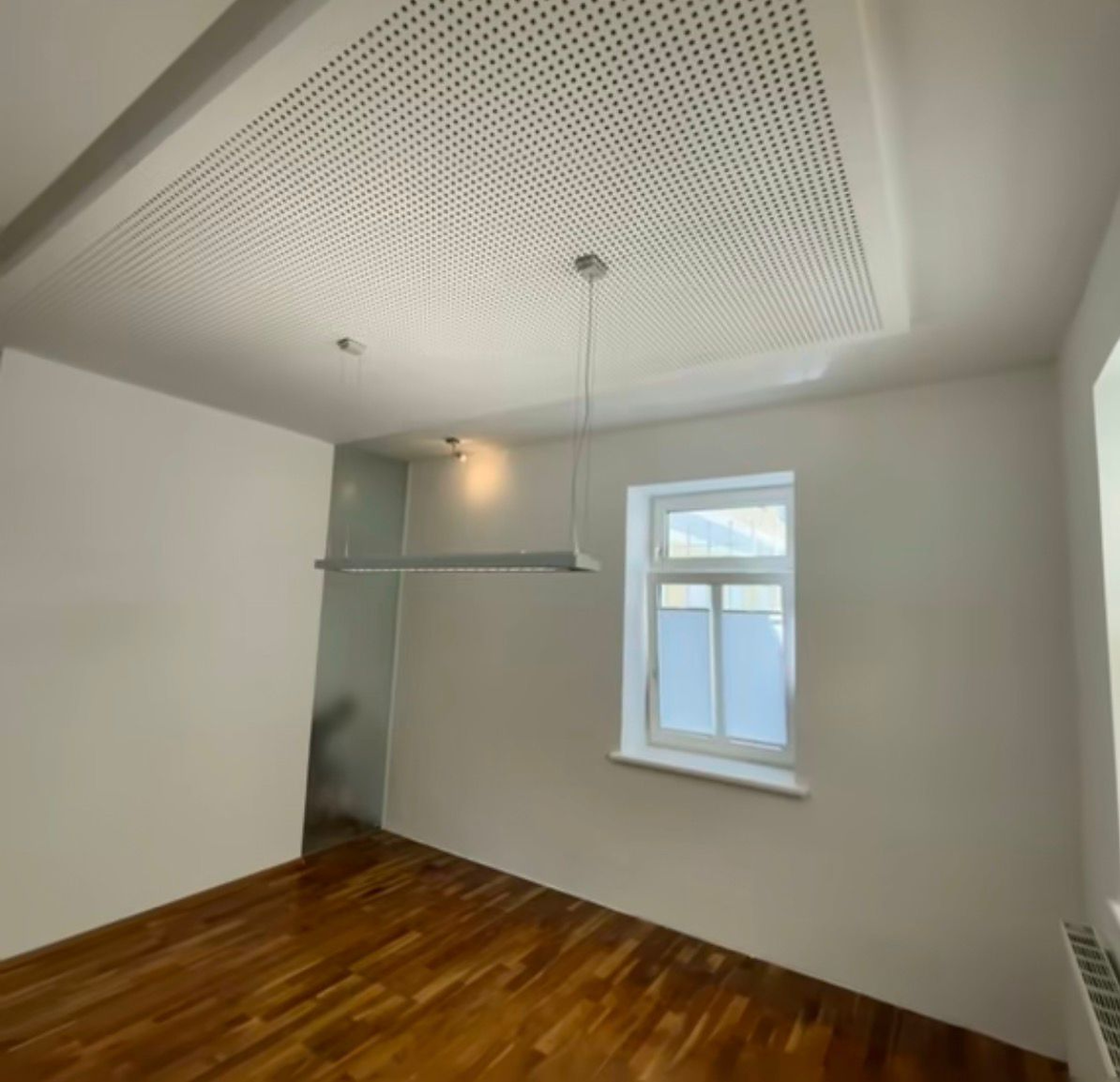 Büro mit perforierter Decke